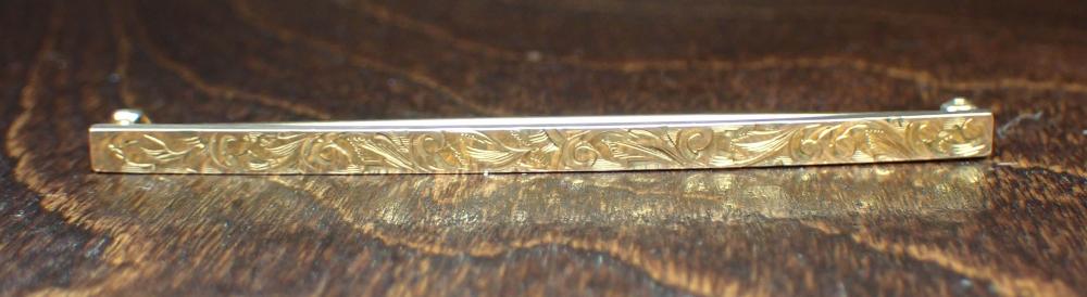 Appraisal: ENGRAVED FOURTEEN KARAT YELLOW GOLD BAR PIN The scroll design