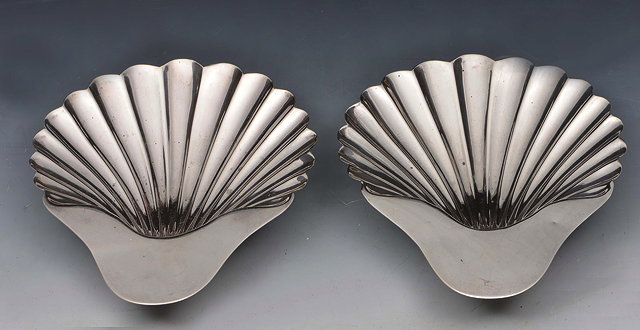 Appraisal: A PAIR OF SILVER SCALLOP SHELL BONBON DISHES by Mappin