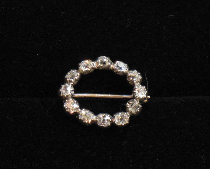 Appraisal: A DIAMOND BROOCH in the form of an oval wreath