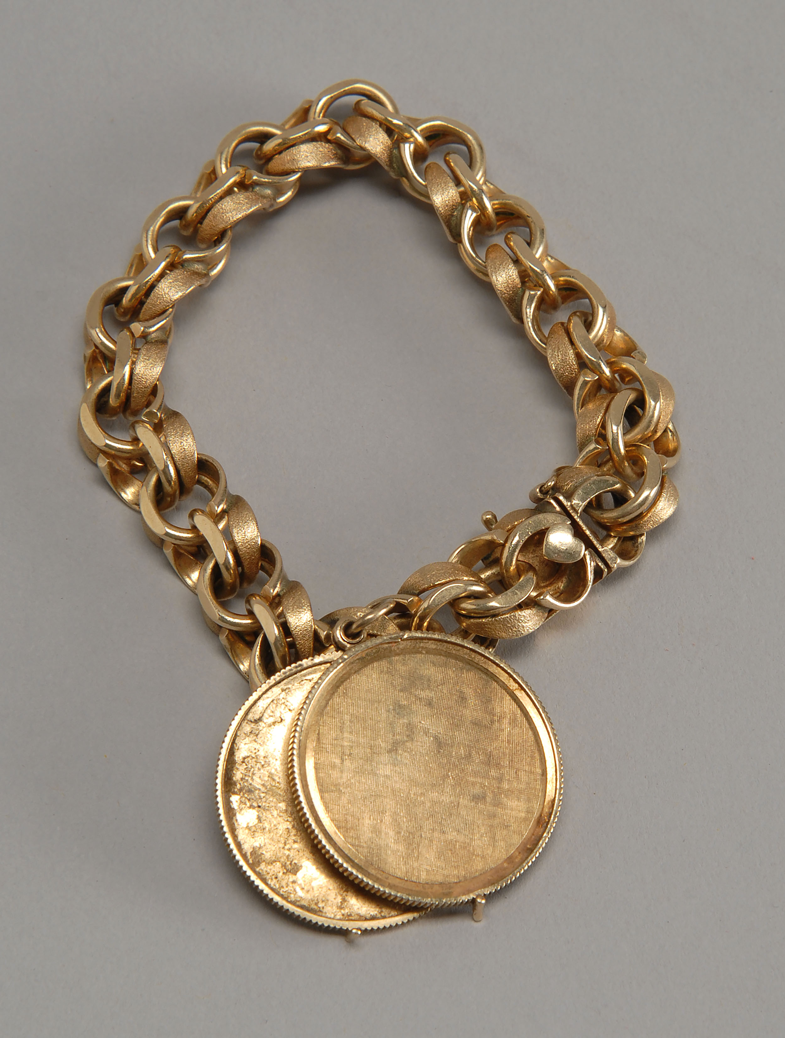 Appraisal: KT YELLOW GOLD CHAIN-LINK CHARM BRACELET With one charm Length