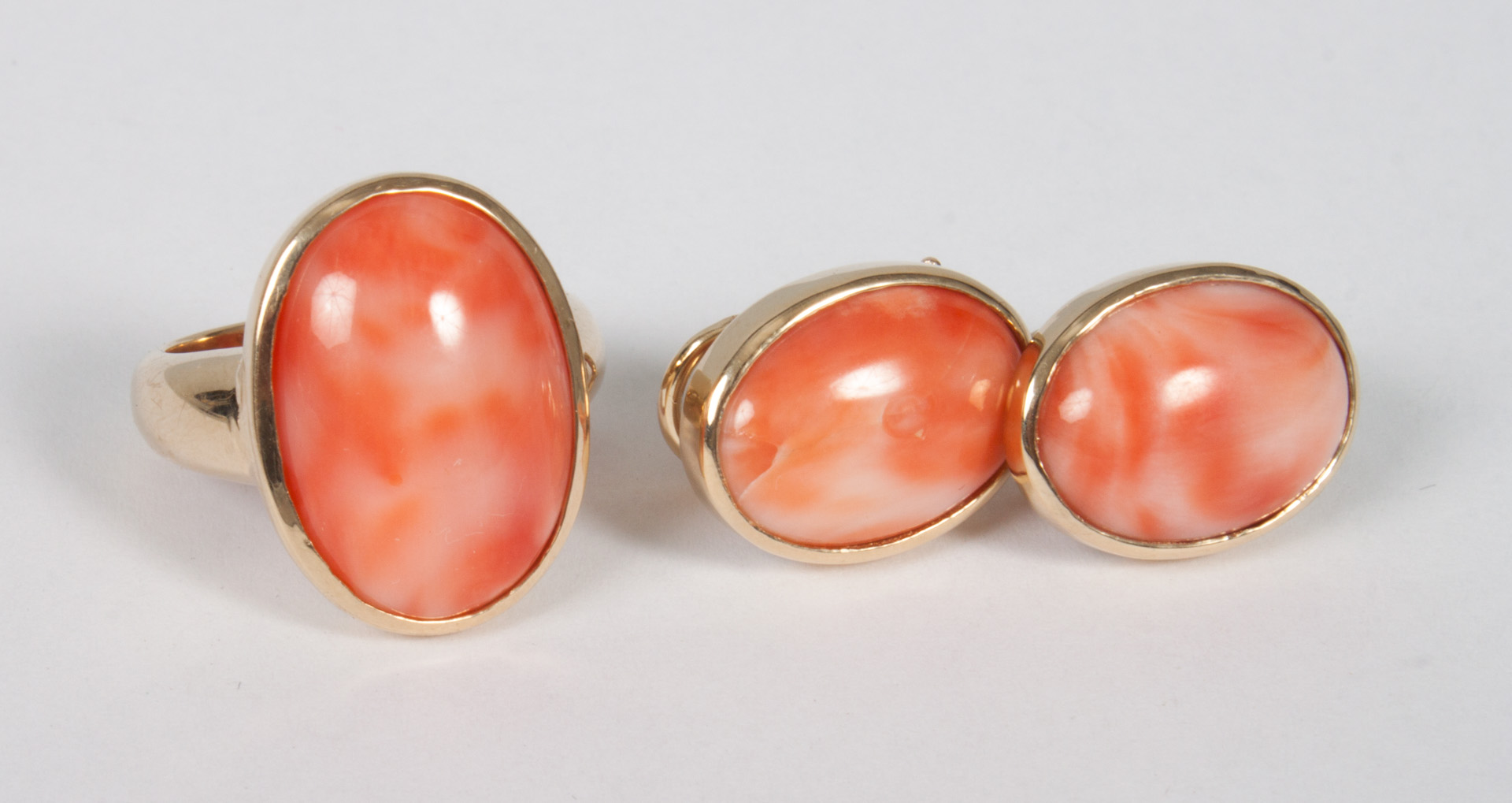 Appraisal: Yellow gold coral ring and matching earrings oval-shaped coral ring