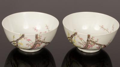 Appraisal: A pair of Chinese famille rose bowls th Century decorated