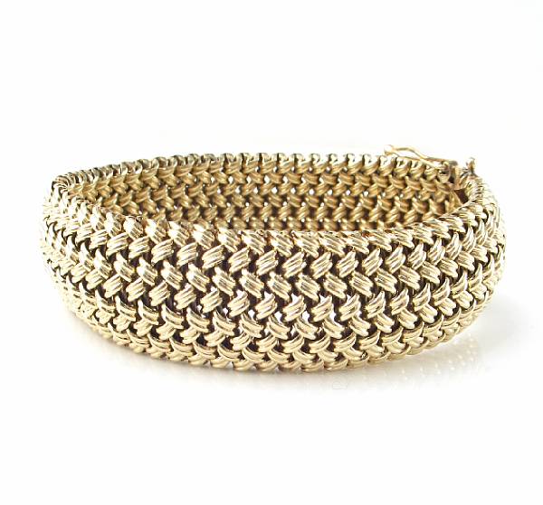 Appraisal: A k gold mesh bracelet length in grams