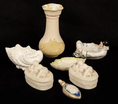 Appraisal: A Continental scent bottle and cover a Worcester vase and