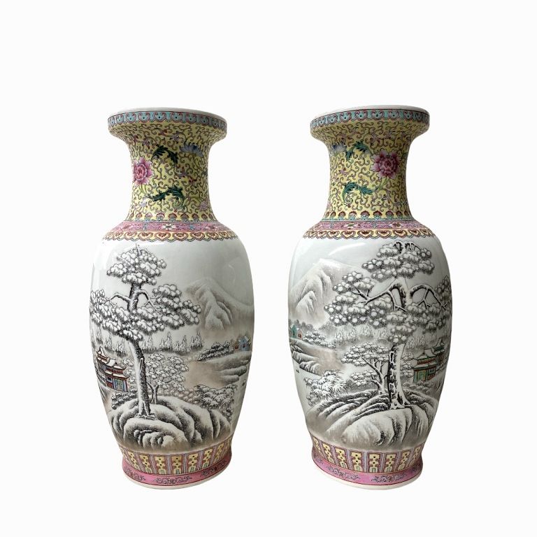 Appraisal: Pair Of Chinese Porcelain Vases Pair Of th Century Chinese