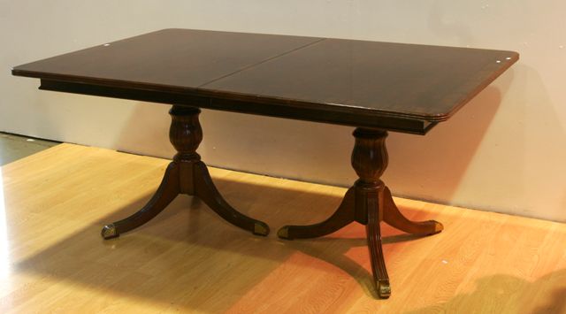 Appraisal: A Regency style mahogany extension dining table with two leaves