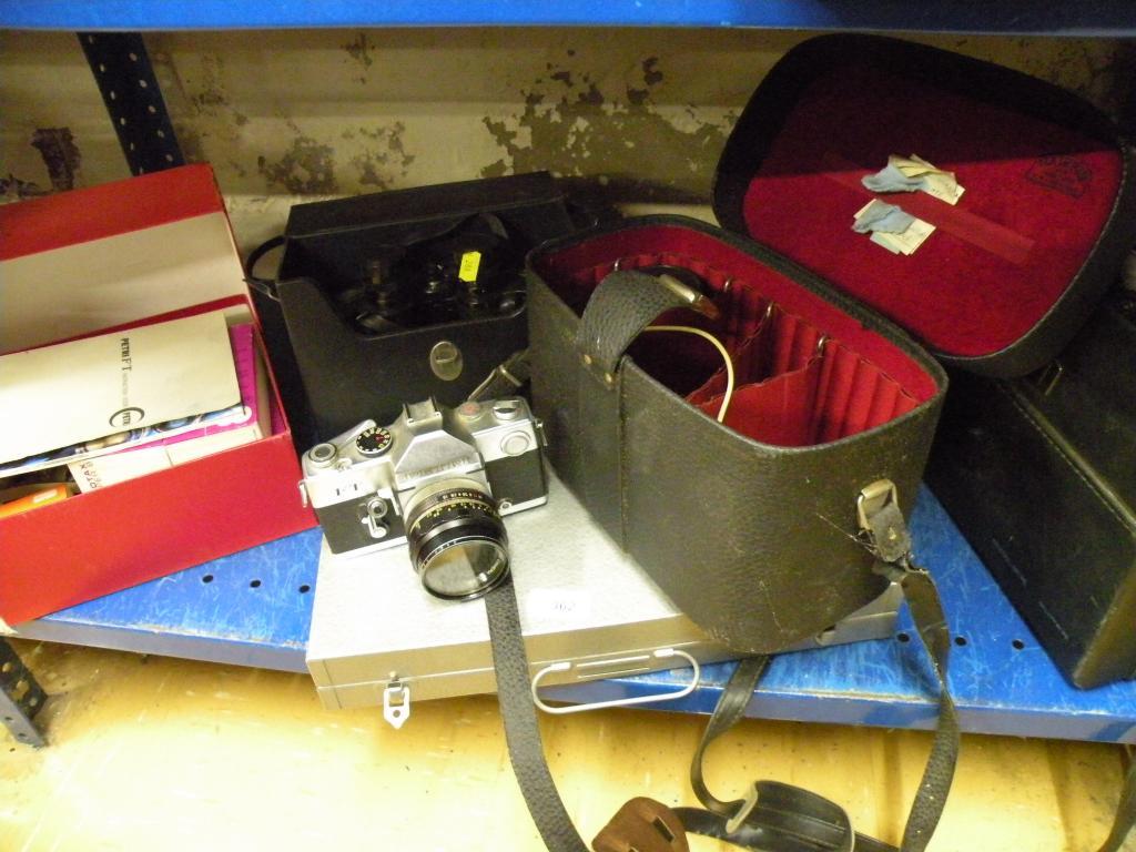 Appraisal: A Petri camera a Solex Super cine camera etc