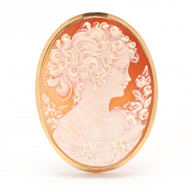 Appraisal: GOLD AND CARVED SHELL CAMEO BROOCH PENDANT ITALY Carved to