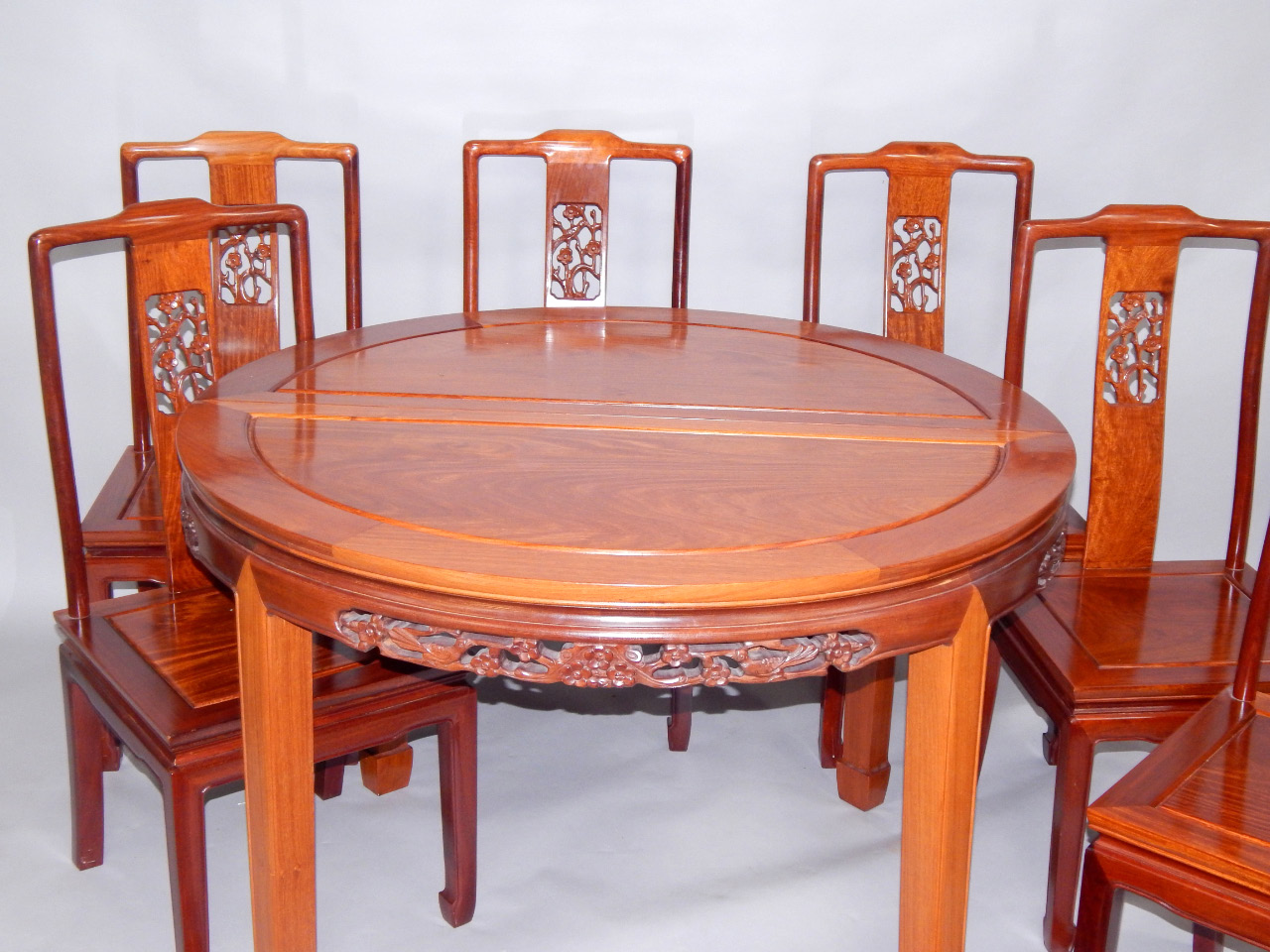 Appraisal: A Chinese hardwood oval draw leaf dining table the sides