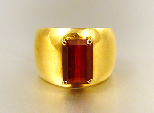 Appraisal: K CT GARNET RING K yellow gold ring contains one