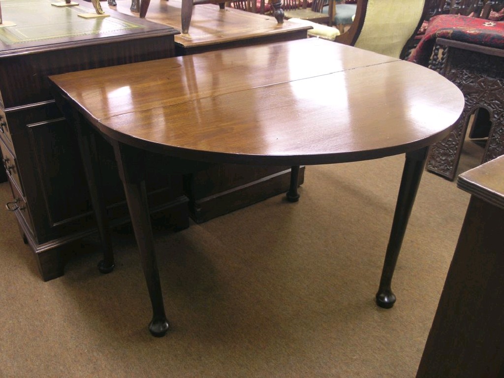 Appraisal: A George II red walnut drop-leaf dining table on tapering