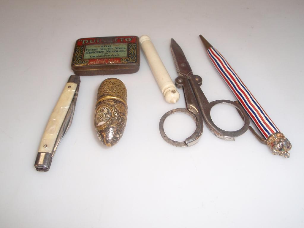 Appraisal: Small trinket items including Stanhope mother-of-pearl handled pen knife gramophone