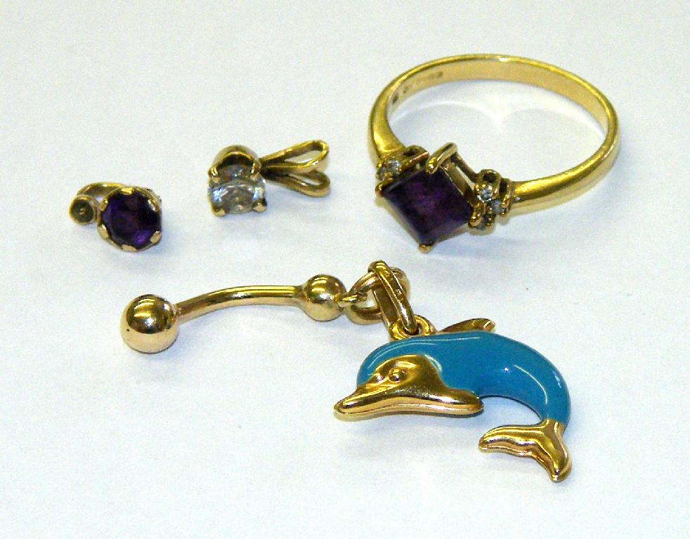 Appraisal: ct amethyst stone set ring novelty ct dolphin body jewellery