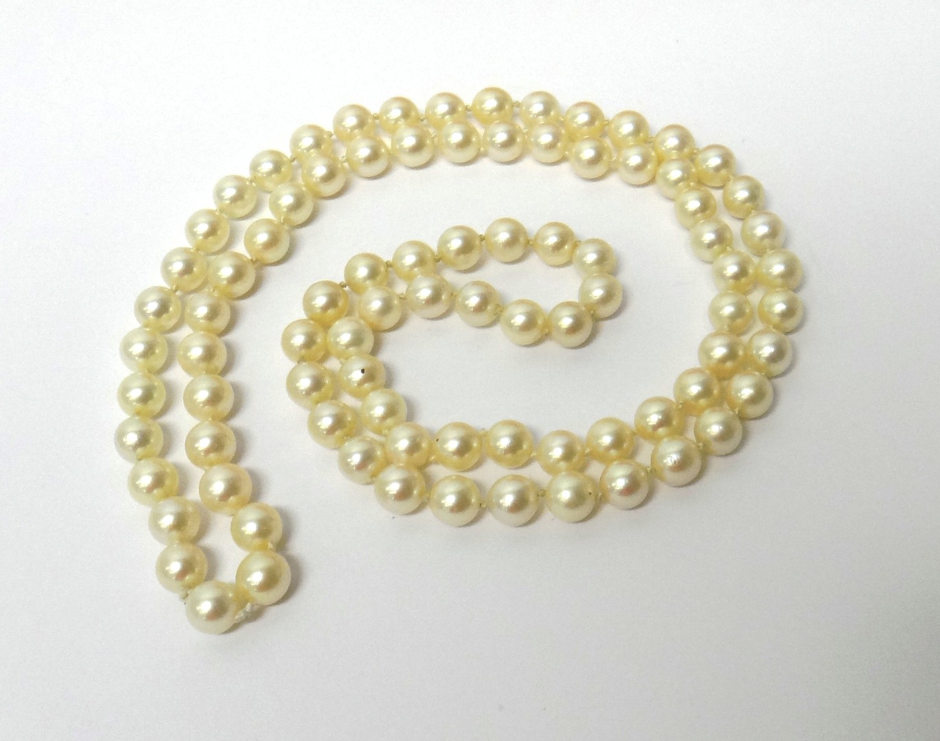 Appraisal: A single row necklace of uniform cultured pearls length cm