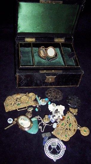 Appraisal: A small leather jewellery box containing costume and other jewellery