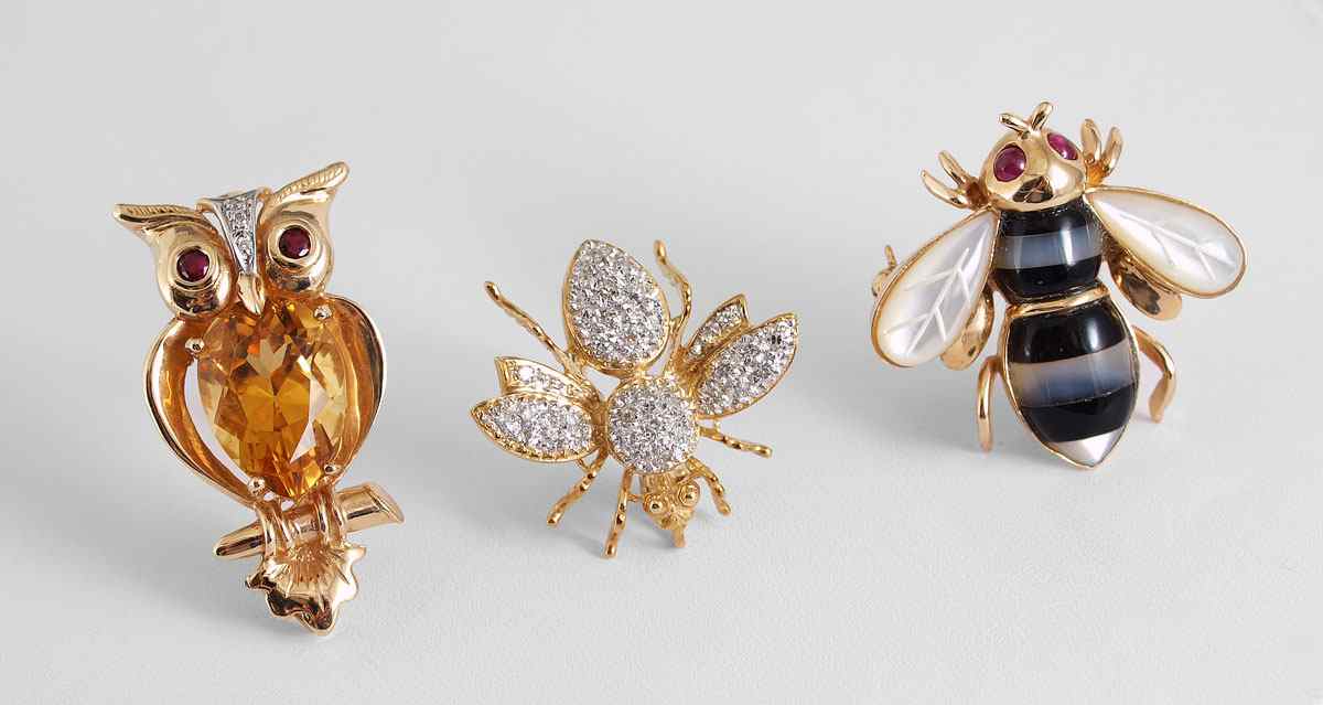 Appraisal: GOLD PINS - OWL FLY AND BUMBLE BEE The owl