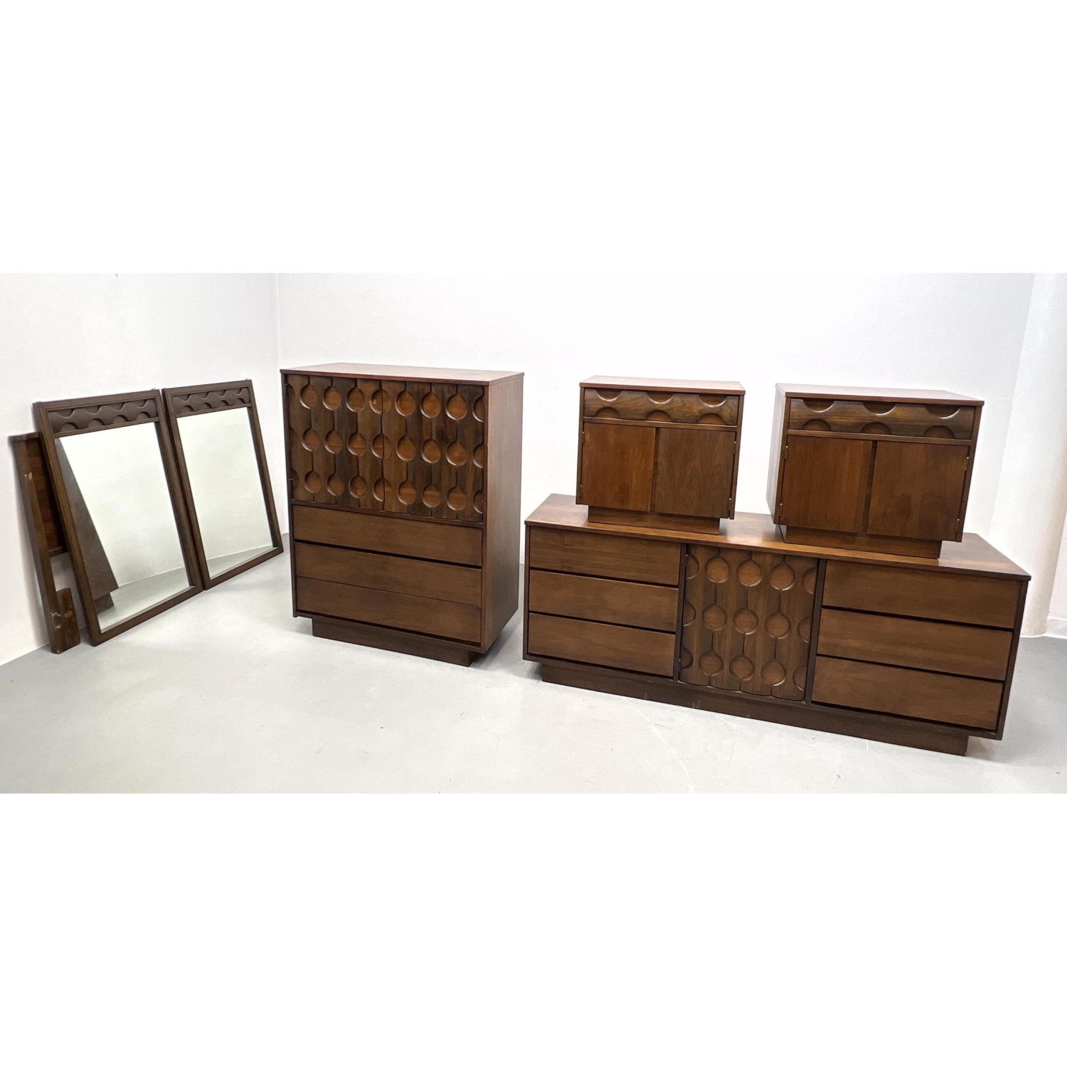 Appraisal: pc KROEHLER American Modern Walnut Bedroom Set Sculptured Design Pr