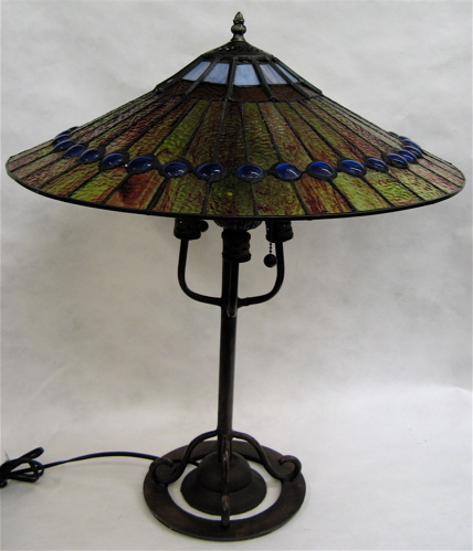 Appraisal: AN ARTS AND CRAFTS STYLE TABLE LAMP The round pedestal