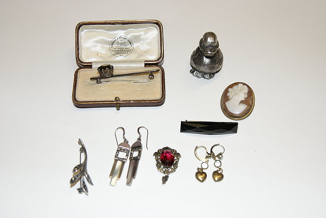 Appraisal: A SMALL COLLECTION OF MISCELLANEOUS JEWELLERY including a Scottish silver