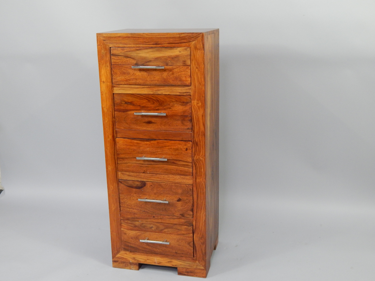 Appraisal: An Eastern hardwood chest of drawers with five drawers raised