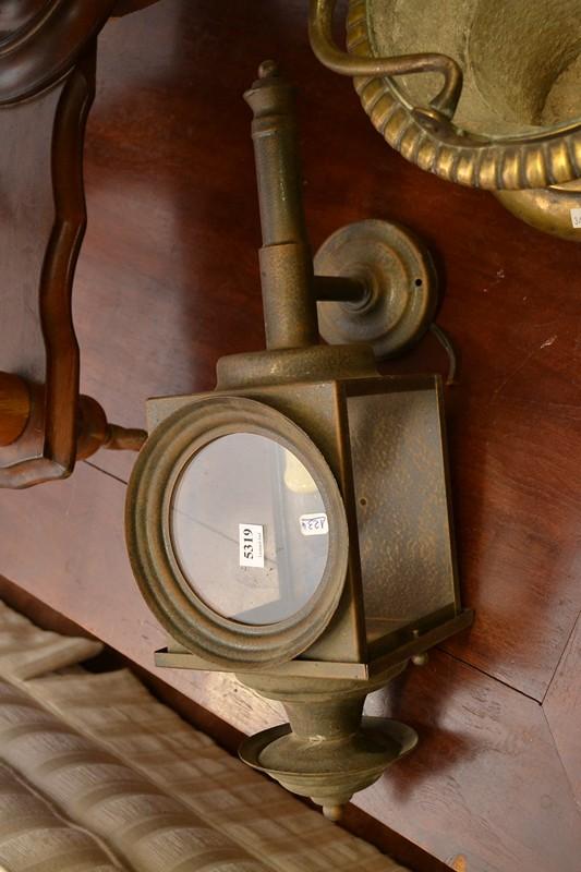 Appraisal: A CARRIAGE LANTERN