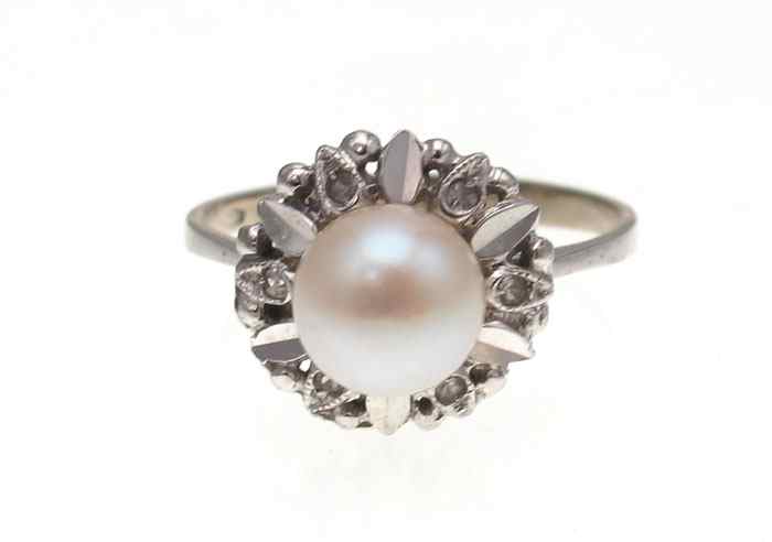 Appraisal: K GOLD PEARL DIAMOND RING K white gold ring contains