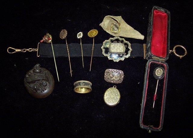 Appraisal: A mourning brooch of scrolling outline with black enamelled decoration