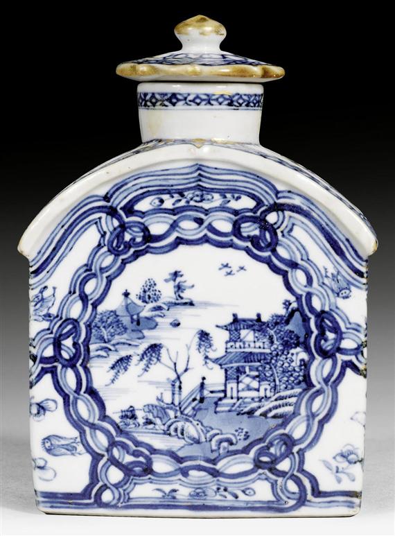 Appraisal: A BLUE AND WHITE TEA CADDY WITH COVER China Qianlong