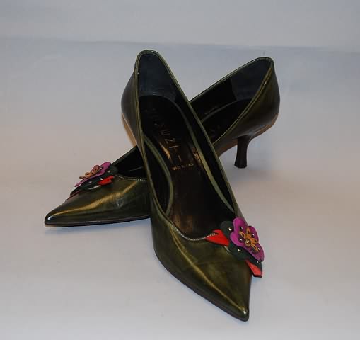 Appraisal: Momenti dark green leather pumps with flower accent on front