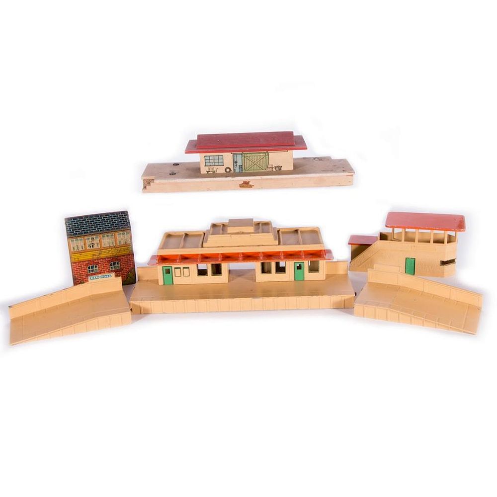 Appraisal: Hornby Dublo Stations Hornby Dublo diecast station with four pieces