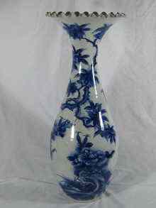 Appraisal: A large blue and white Chinese porcelain vase with associated