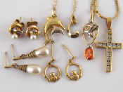 Appraisal: A mixed lot comprising three yellow metal tests carat gold