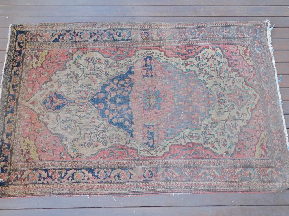 Appraisal: ANTIQUE SAROUK RUG Fine antique Persian Sarouk scatter rug in