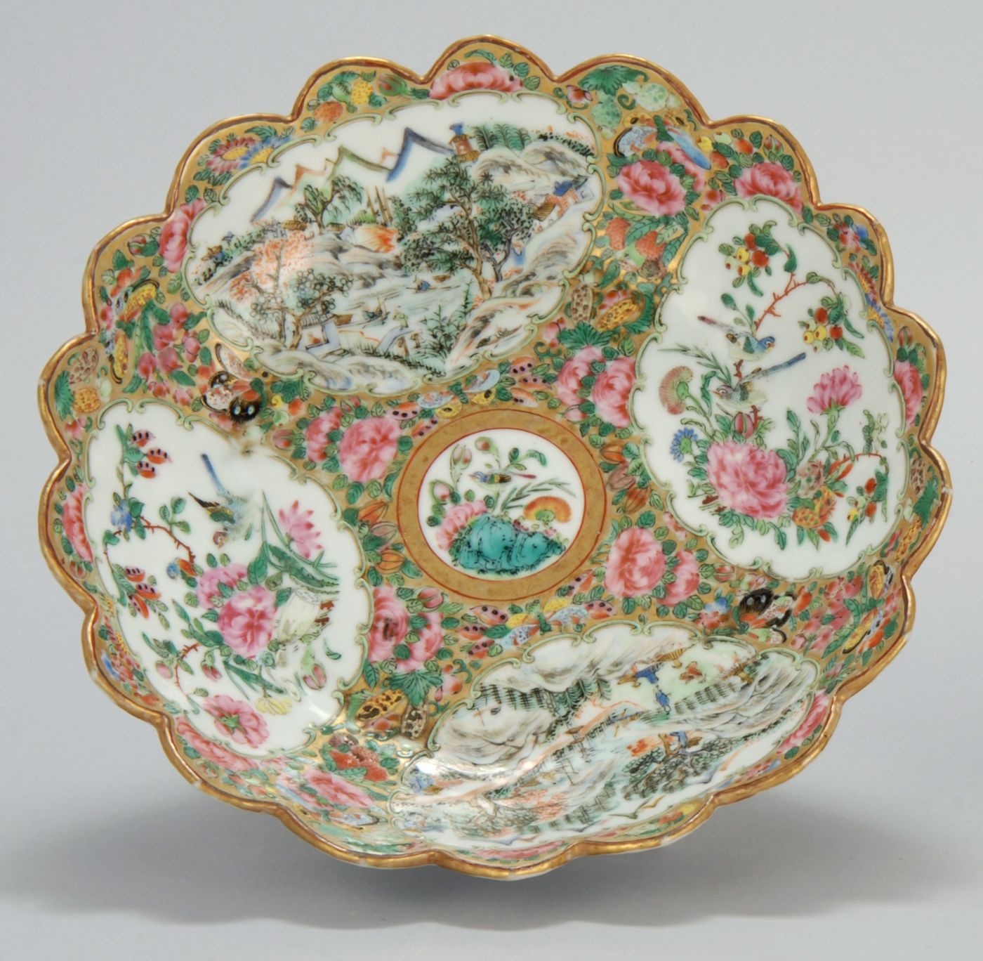 Appraisal: CHINESE EXPORT ROSE MEDALLION PORCELAIN SERVING DISH With scalloped edge