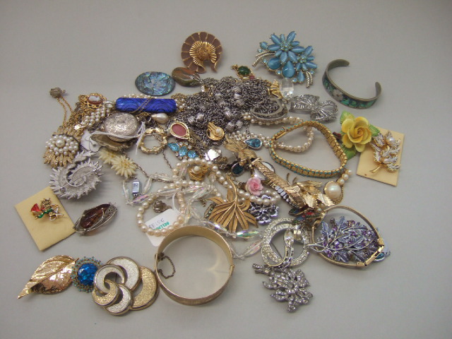 Appraisal: A collection of mostly costume jewellery including brooches imitation pearls