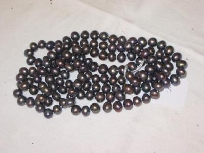 Appraisal: A FRESH WATER BLACK PEARL NECKLACE the uniform beads approximately