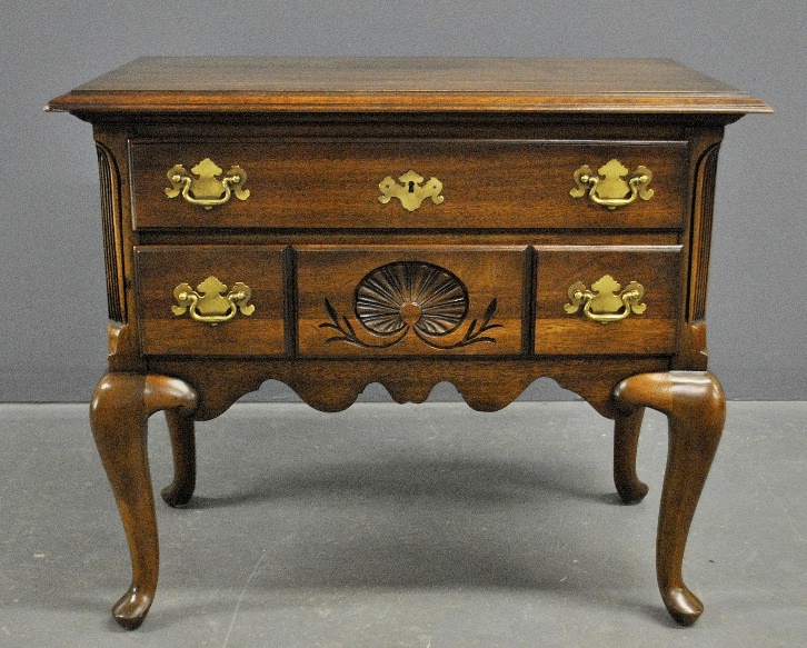 Appraisal: - Chippendale style mahogany lowboy by Thomasville h x w