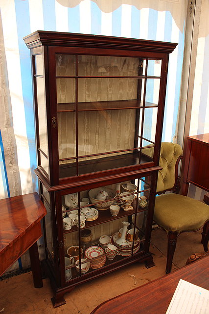 Appraisal: AN EDWARDIAN MAHOGANY GLAZED DISPLAY CABINET with doors above and