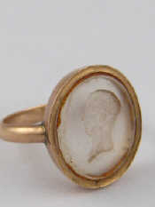 Appraisal: A yellow metal tests carat gold hardstone intaglio ring gram