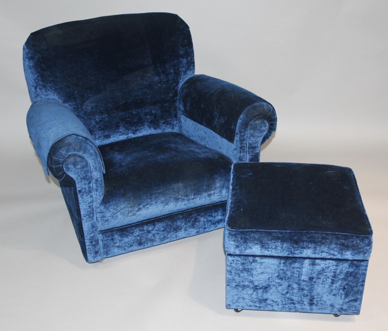 Appraisal: A modern Heals style armchair in blue material with a