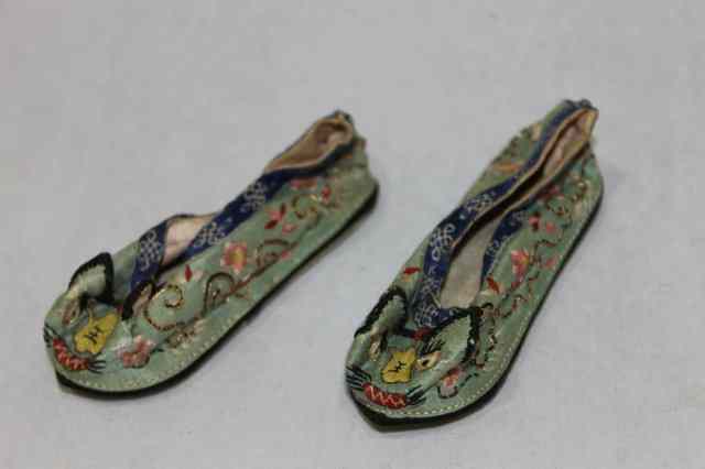 Appraisal: A PAIR OF CHINESE MINIATURE EMBROIDERED SHOES