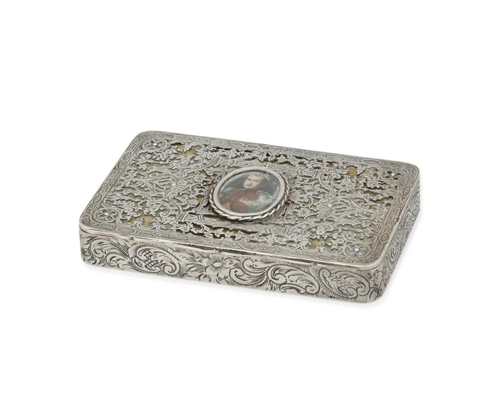 Appraisal: A FRENCH SILVER SNUFF BOXA French silver snuff box Late