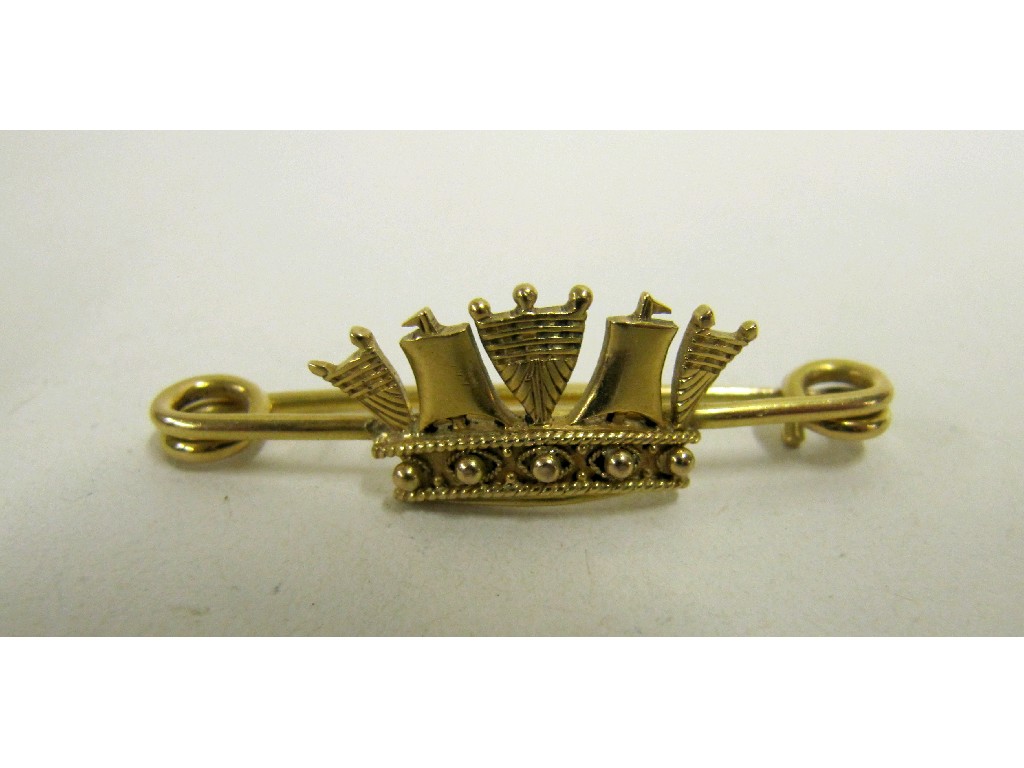 Appraisal: Eighteen carat gold naval brooch