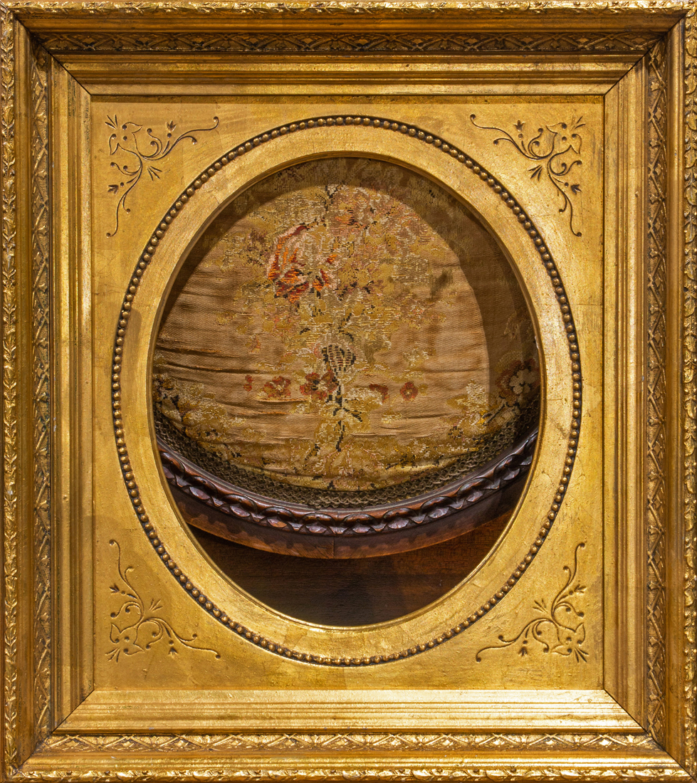 Appraisal: VICTORIAN GILT FRAME Victorian gilt frame having a gilt oval