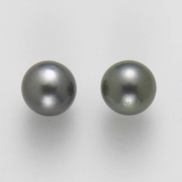 Appraisal: A pair of black South Sea cultured pearl and k