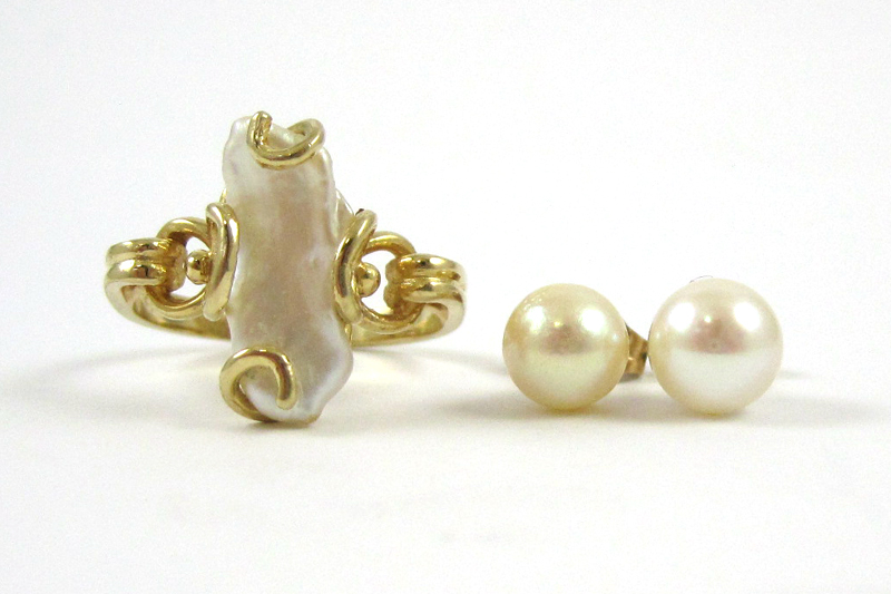 Appraisal: PEARL AND FOURTEEN KARAT GOLD RING AND EAR STUDS The