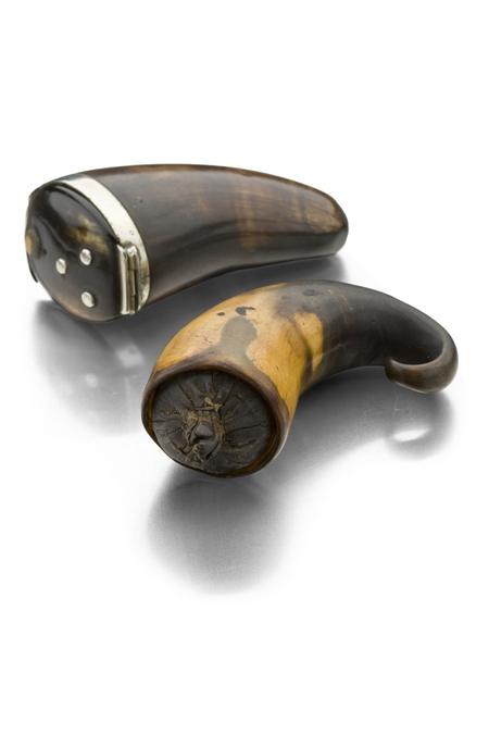 Appraisal: An early curly horn snuff mull the horn body with