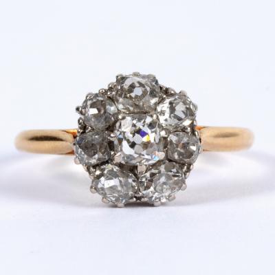 Appraisal: A diamond cluster ring the eight-stone cluster claw set in