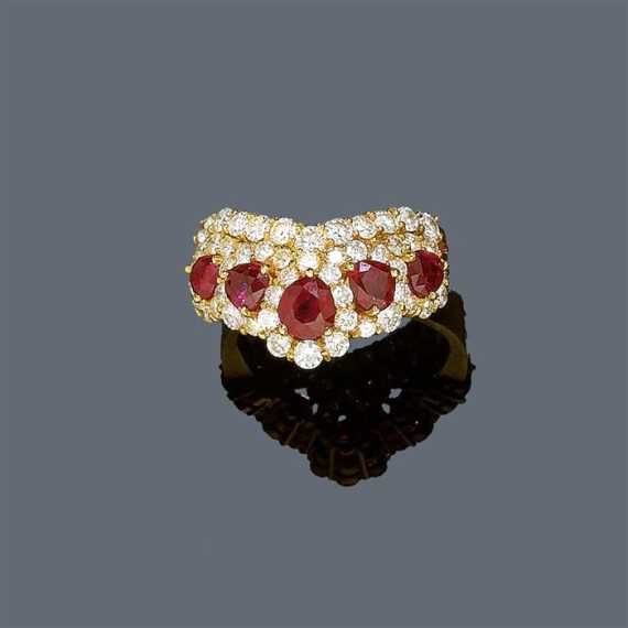 Appraisal: RUBY AND DIAMOND RING Yellow gold Decorative ring the top