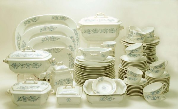 Appraisal: A large set of blue floral decorated china attributed to